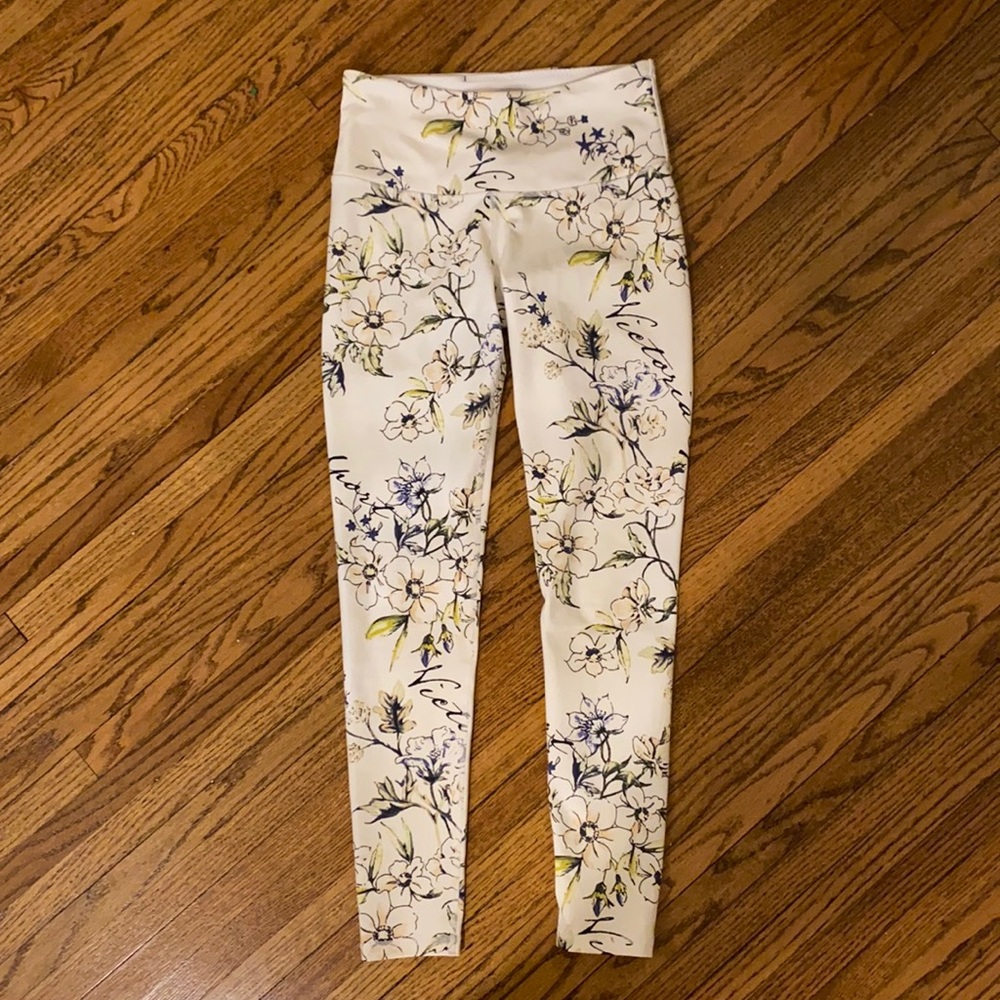 Victoria Sport Capri Leggings